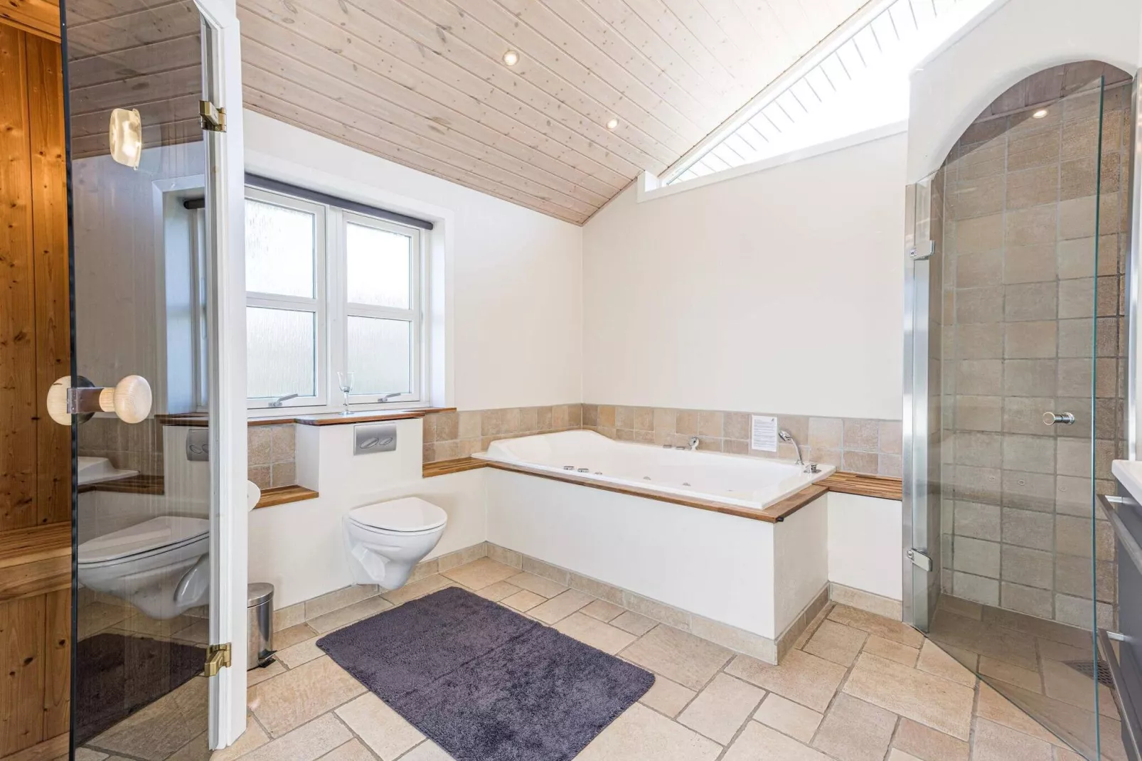 Luxurioses Refugium mit Spa and Sauna-By Traum-Wellnessbereich