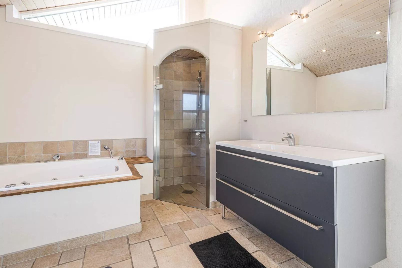 Luxurioses Refugium mit Spa and Sauna-By Traum-Wellnessbereich