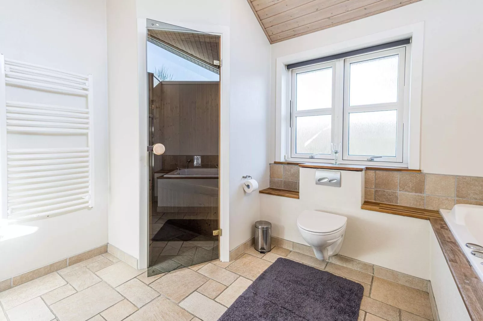 Luxurioses Refugium mit Spa and Sauna-By Traum-Wellnessbereich