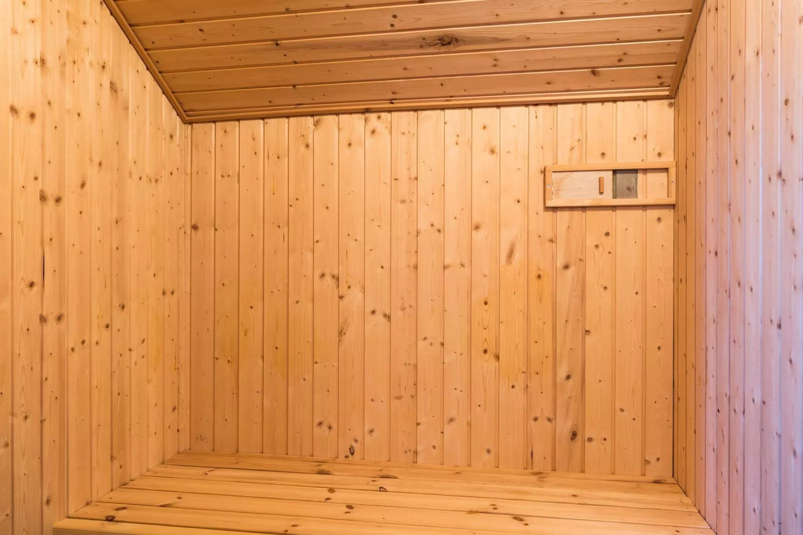 Tranquil Cottage with Spa and Sauna-By Traum-Sauna