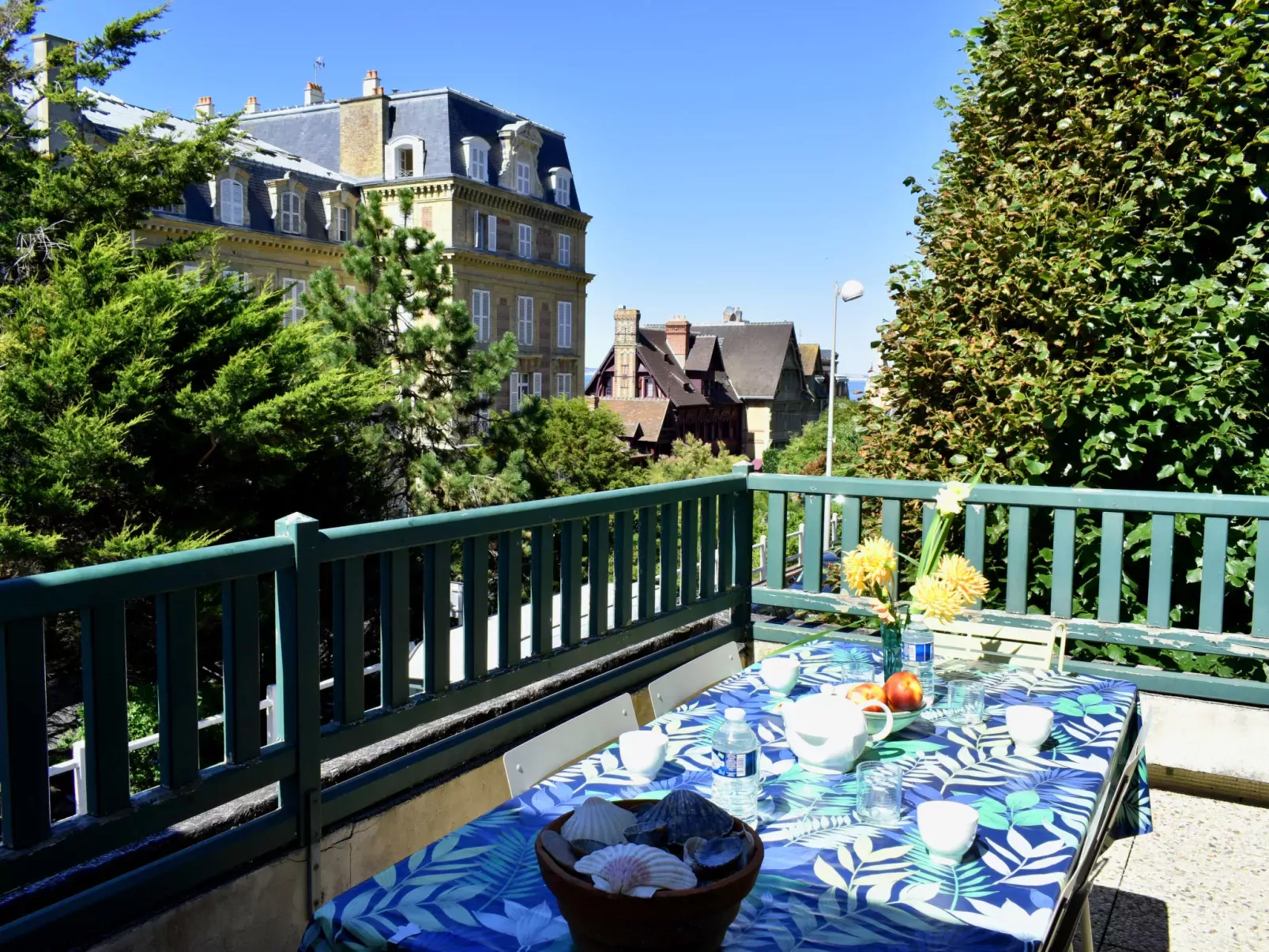 Les Roches-Outside
