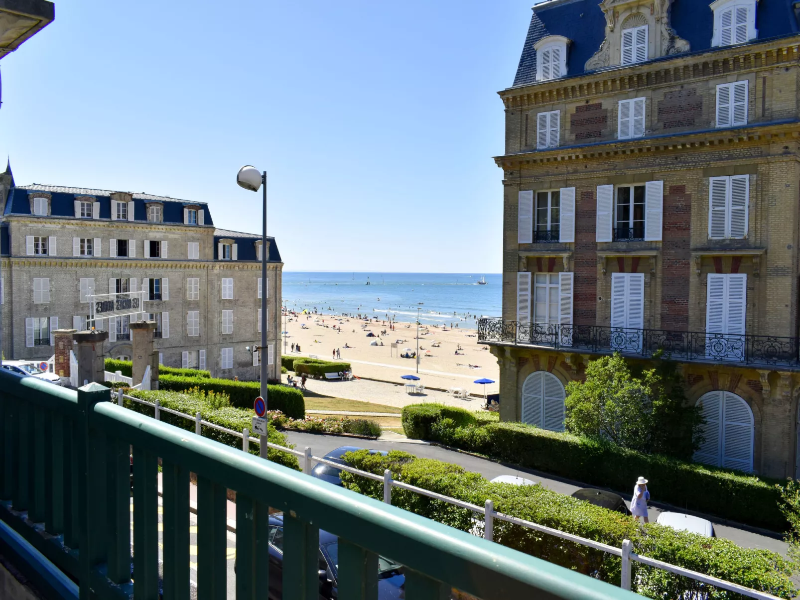 Les Roches-Outside
