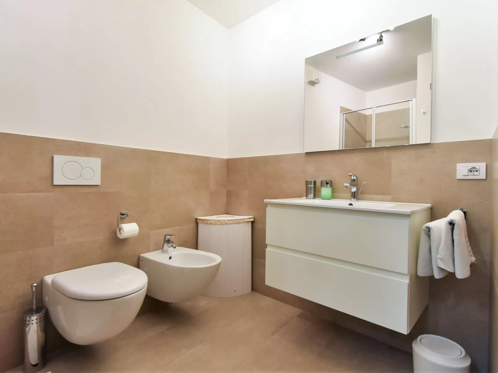 Astoria Apartment-Inside