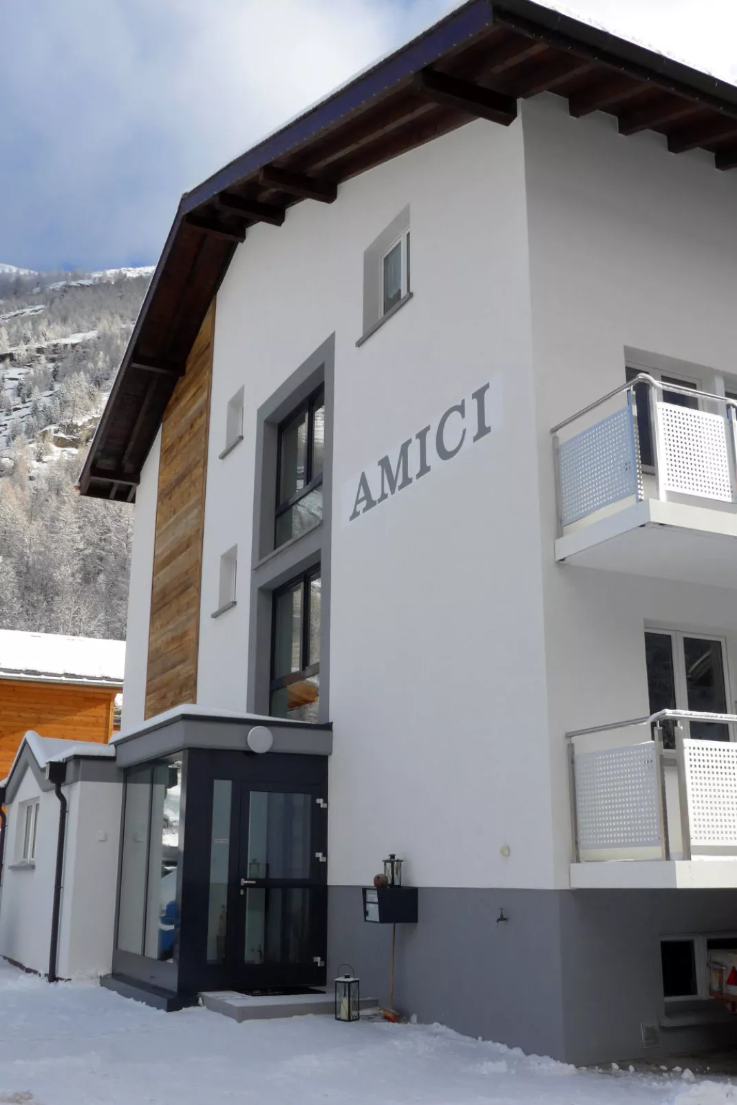 Amici-Outside