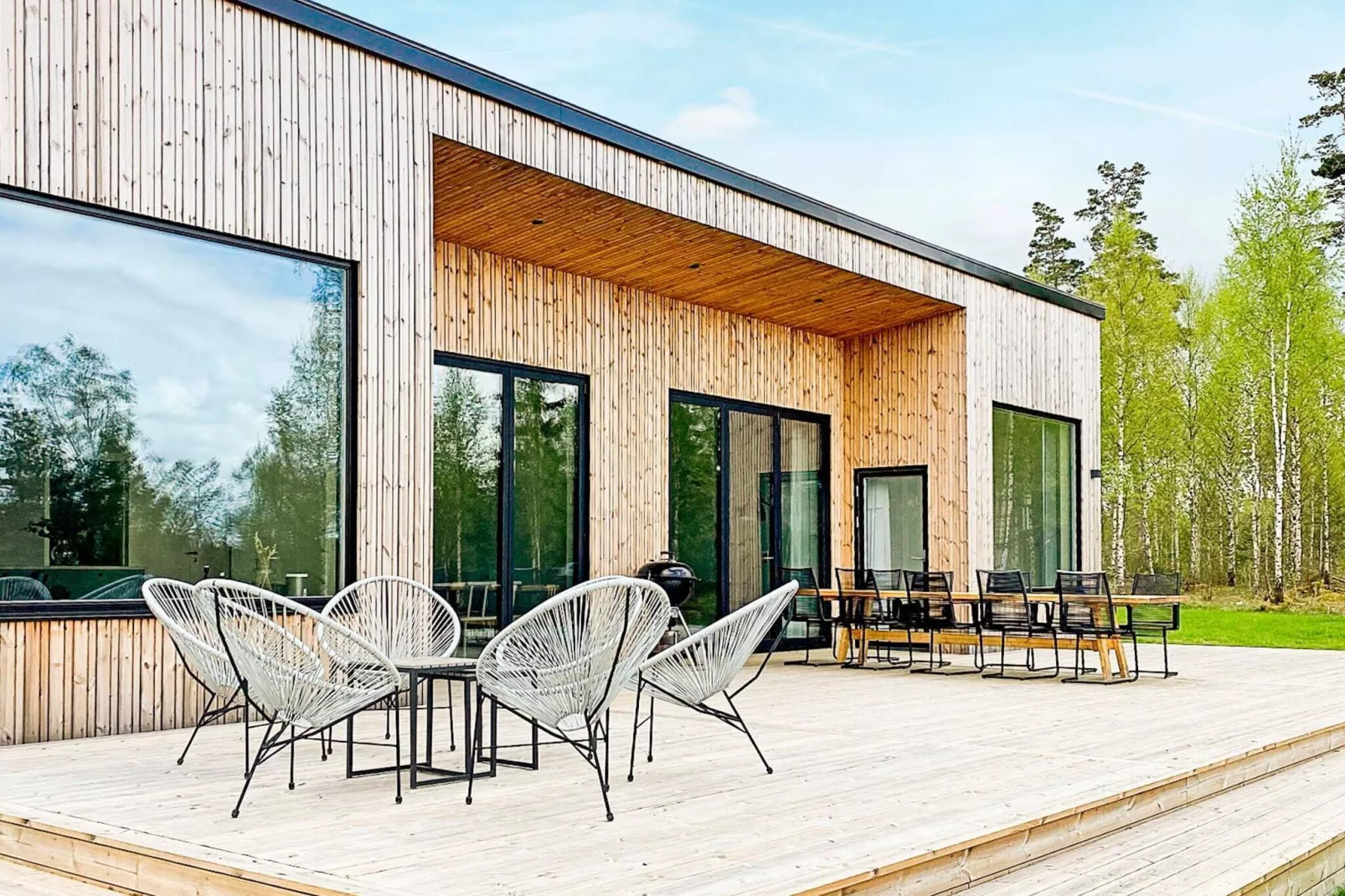 Modern Lakeside Retreat-By Traum