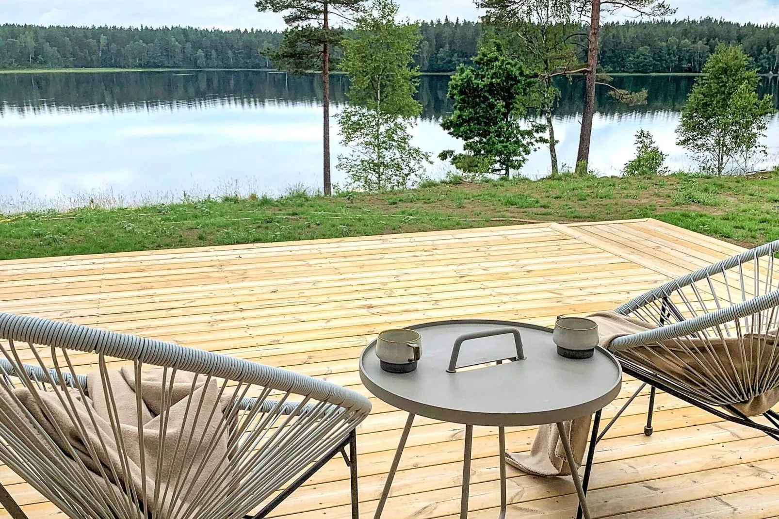 Modern Lakeside Retreat-By Traum