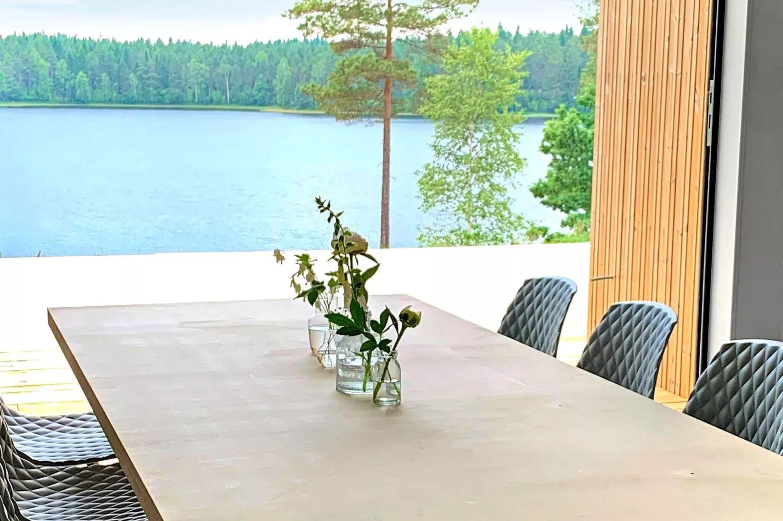 Modern Lakeside Retreat-By Traum