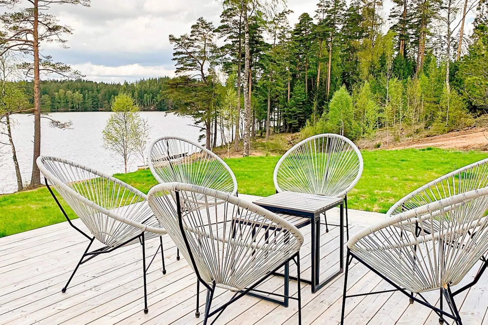 Modern Lakeside Retreat-By Traum-Outdoor