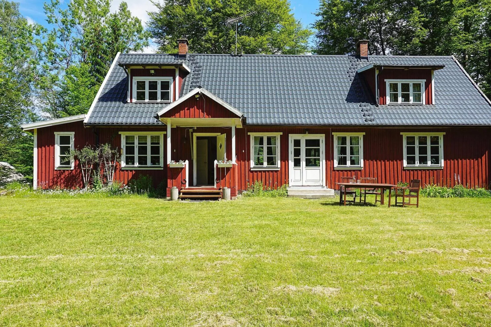 Secluded Greenery Retreat-By Traum