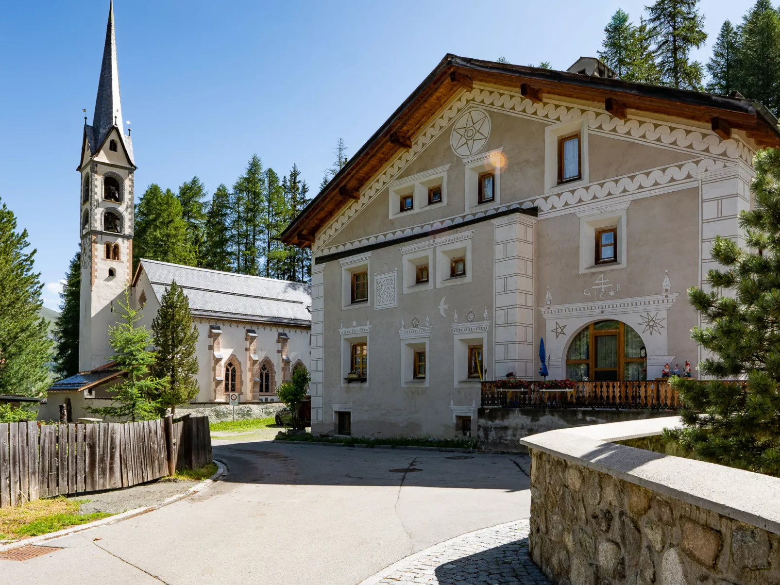 Chesa Cantieni-Outside