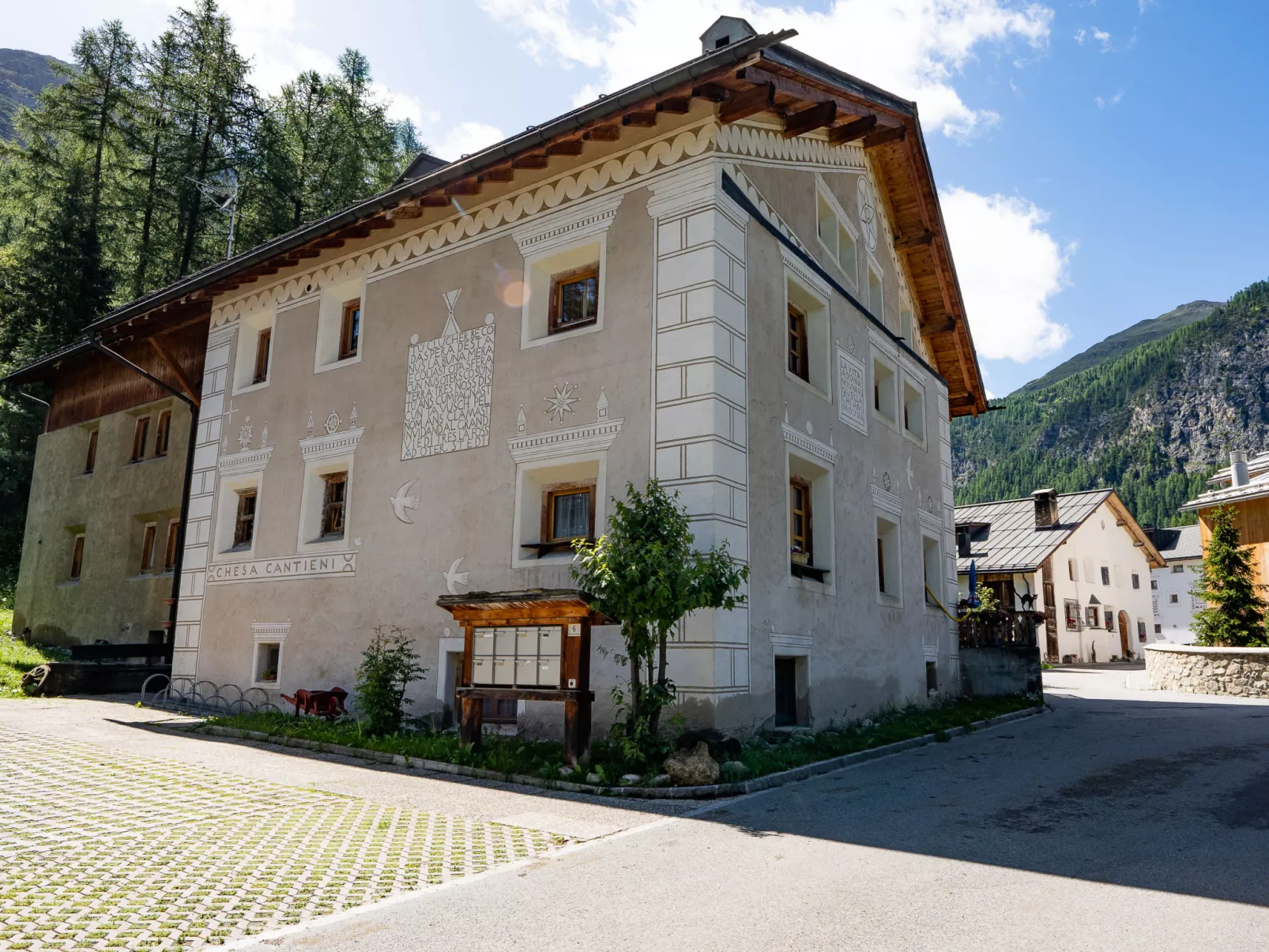 Chesa Cantieni-Outside