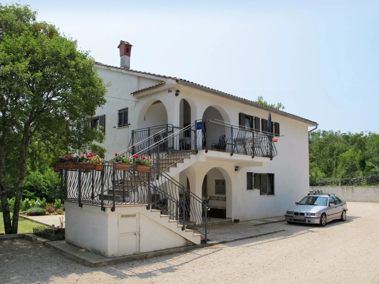 Radmila (MLK142)-Outside