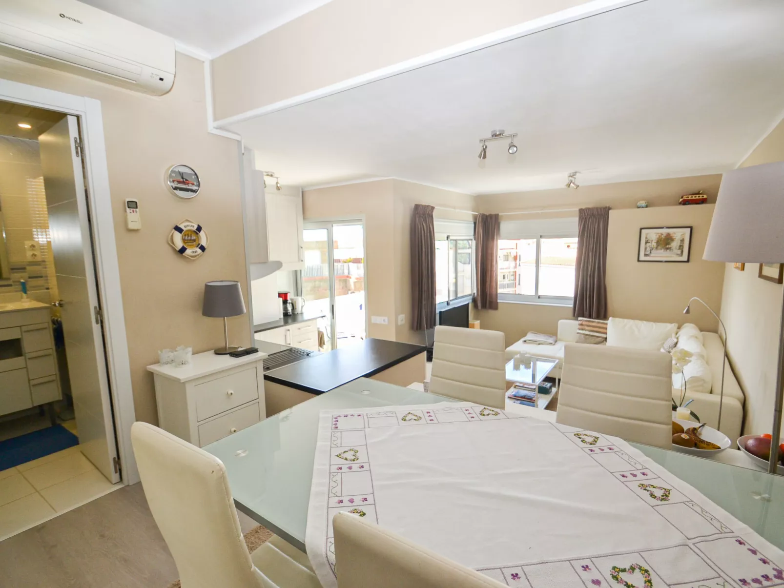 Layes Cambrils-Inside
