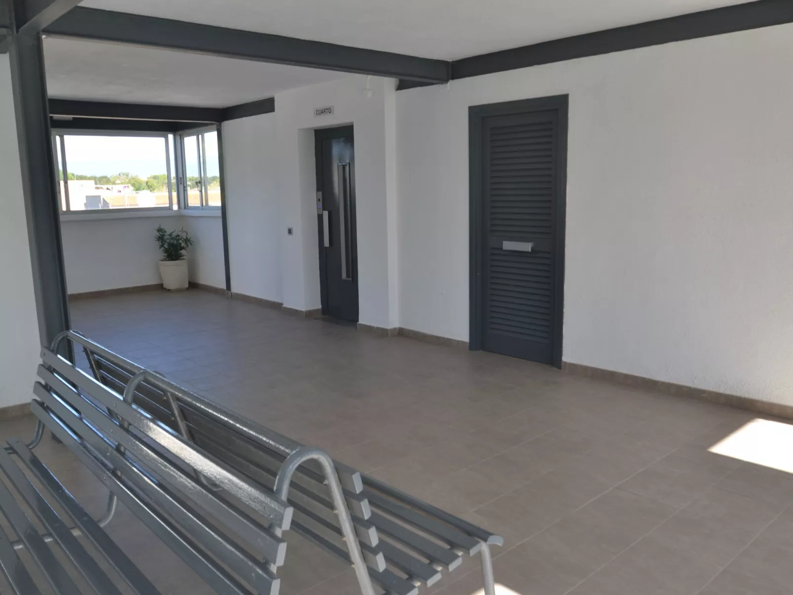 Layes Cambrils-Inside