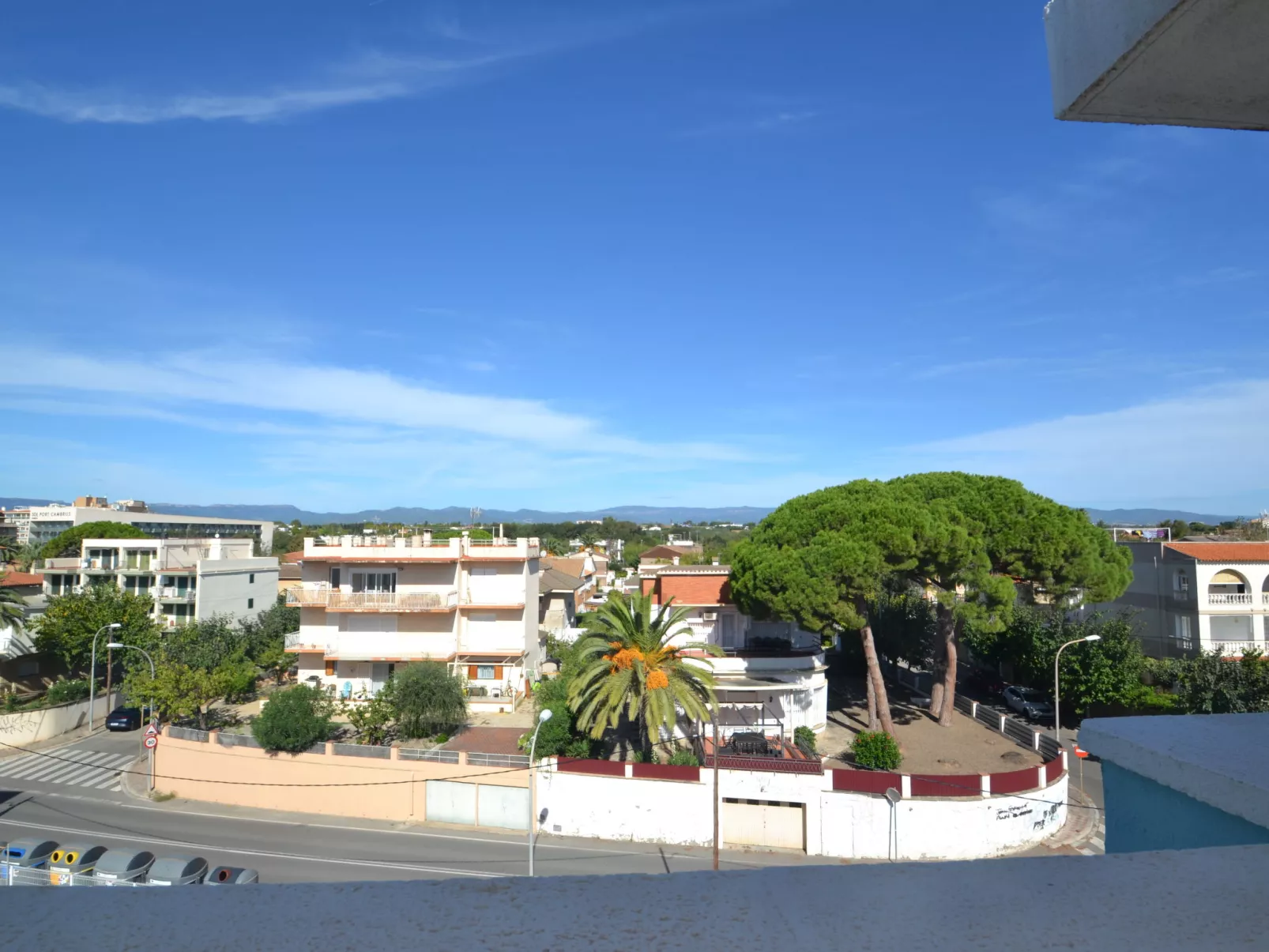 Layes Cambrils-Outside