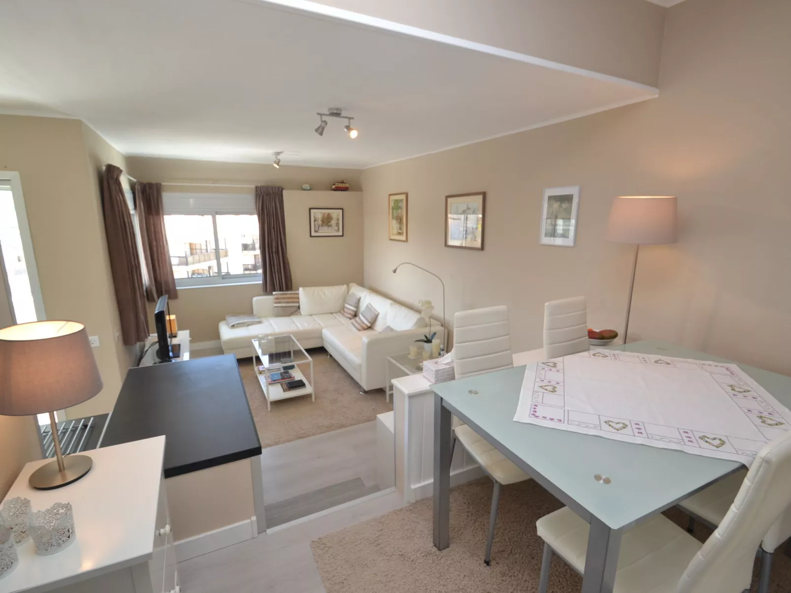 Layes Cambrils-Inside