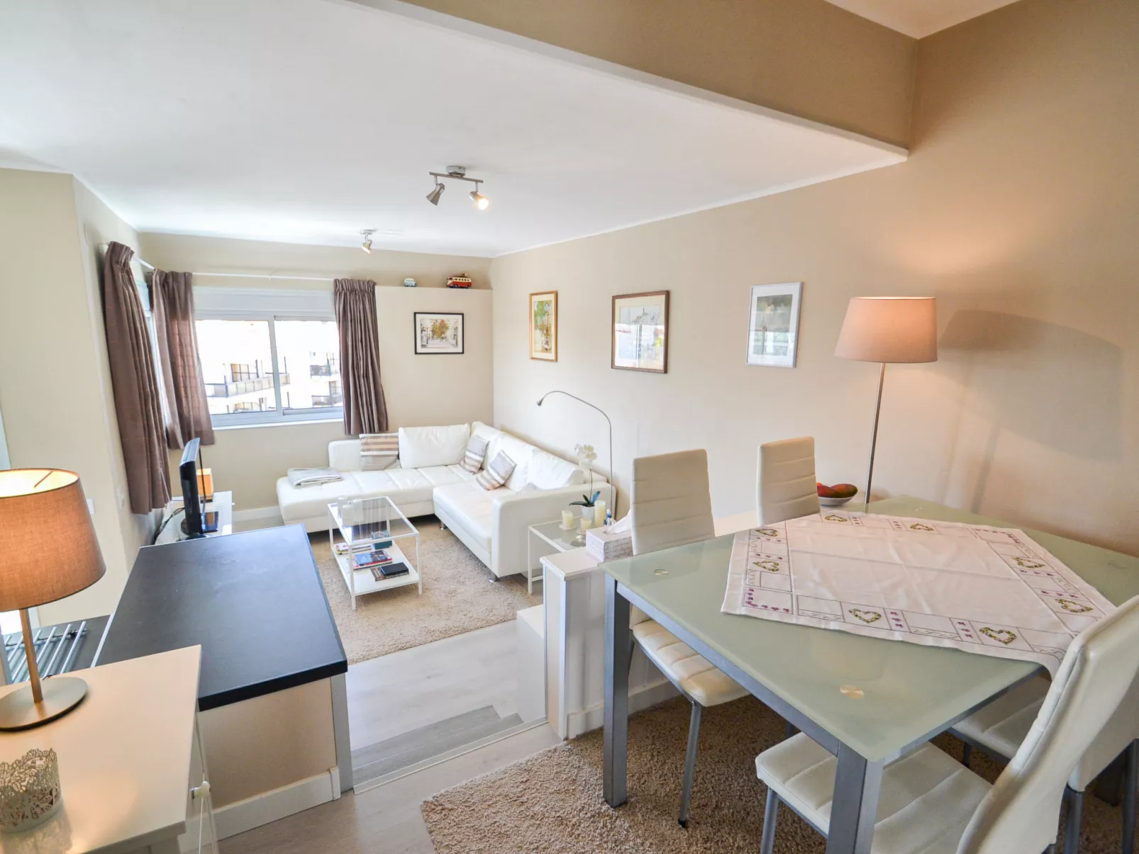 Layes Cambrils-Inside