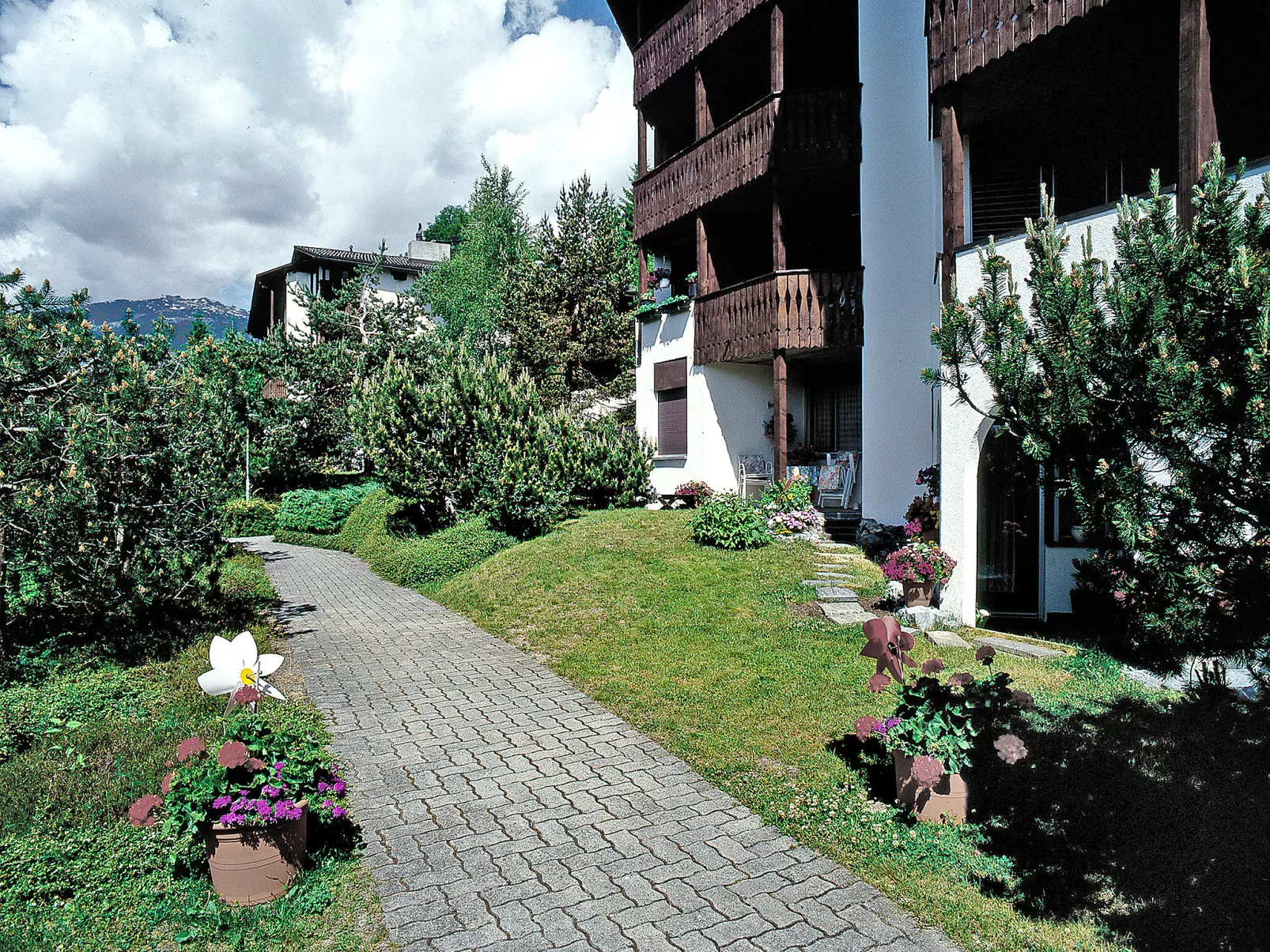Tavaun A11-Outside