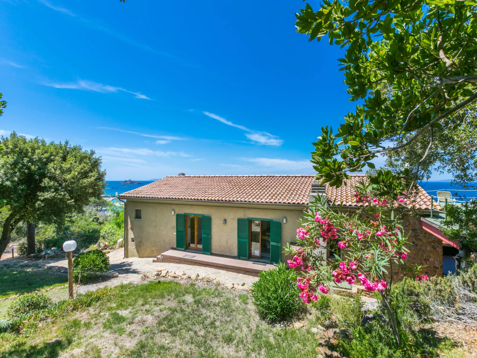 Villa Giuliana-Outside
