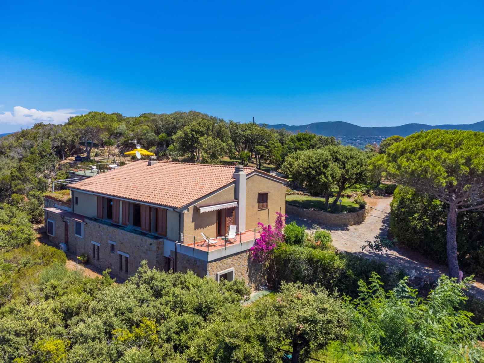 Villa Giuliana-Outside