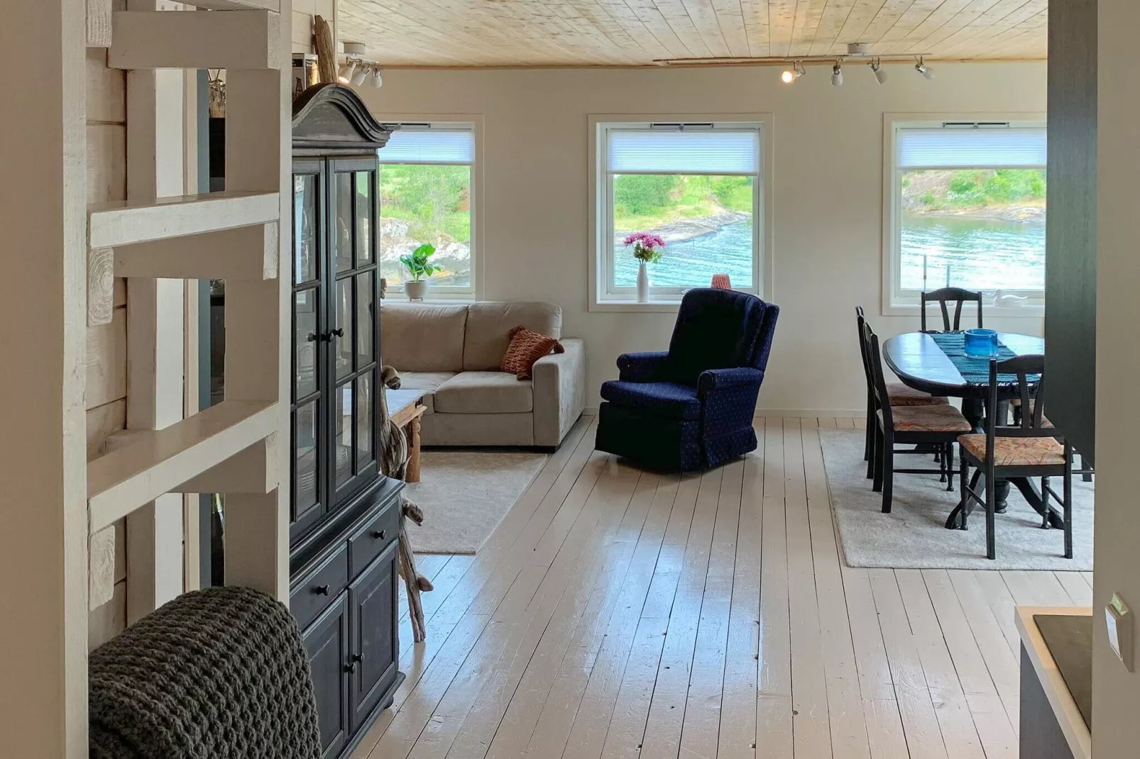 Seaside Serenity in Hardangerfjord-By Traum-Indoor