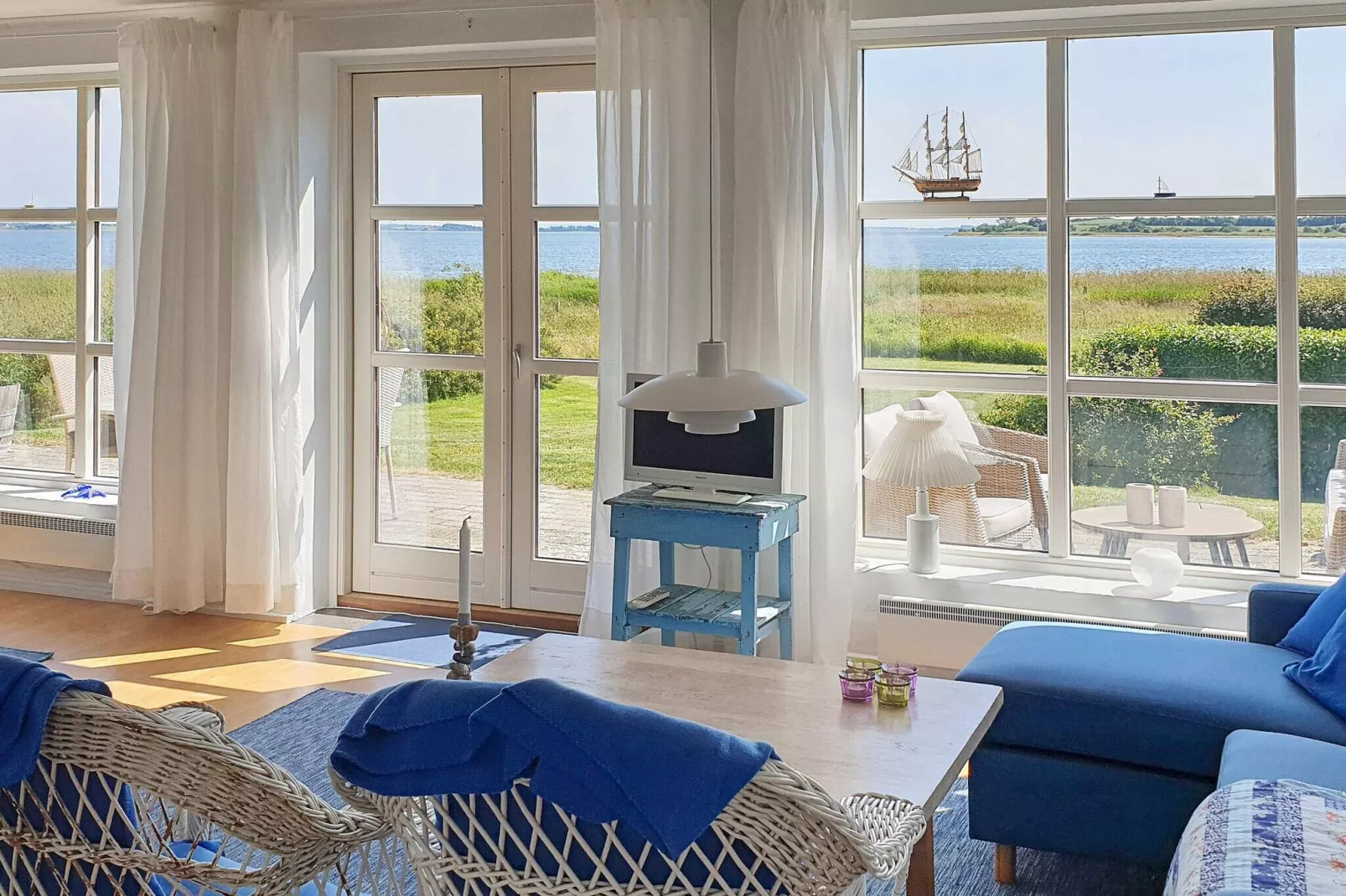 Cozy Fjord View Retreat-By Traum-Indoor