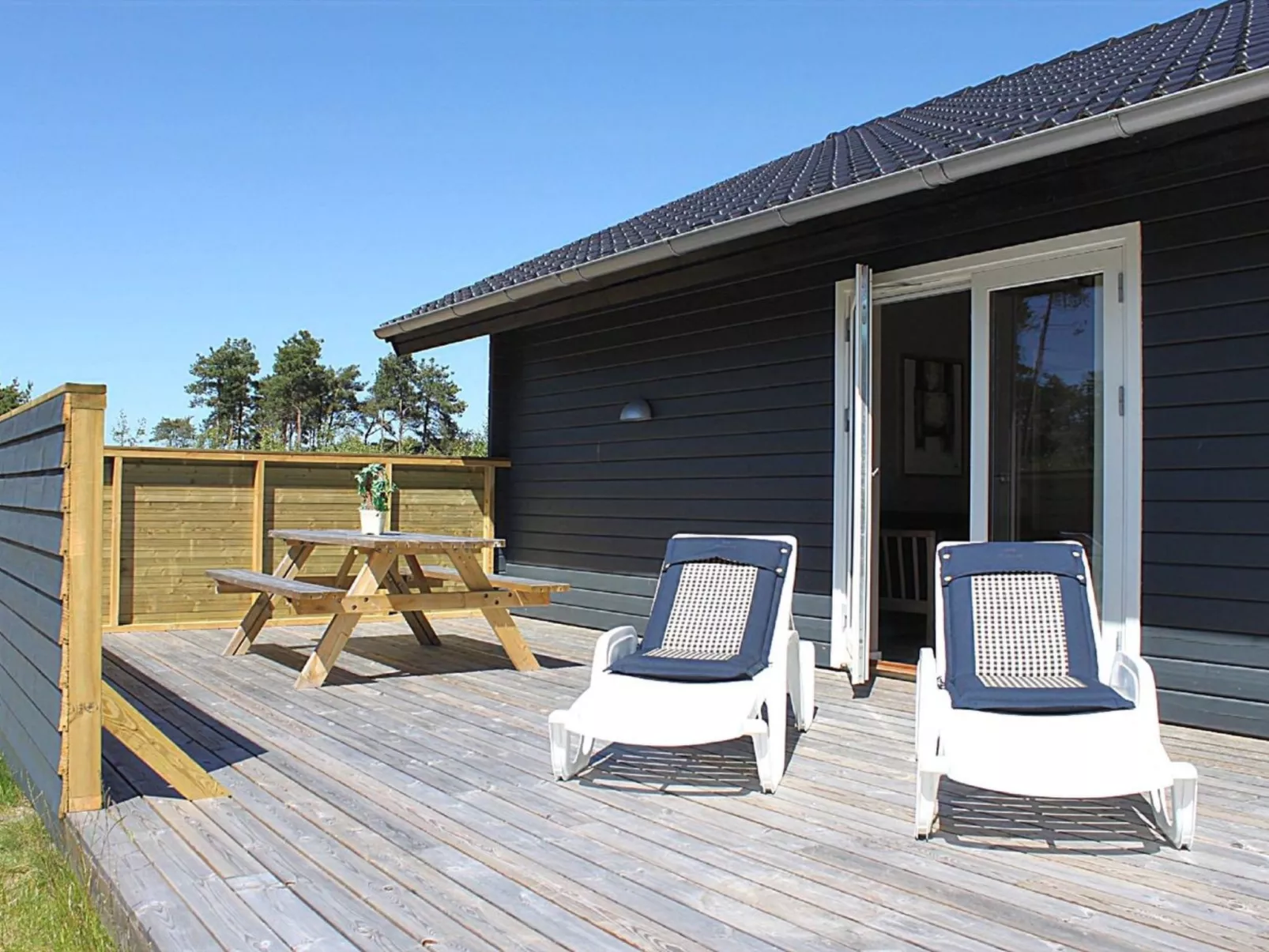 "Ellie" - 300m from the sea-Outside