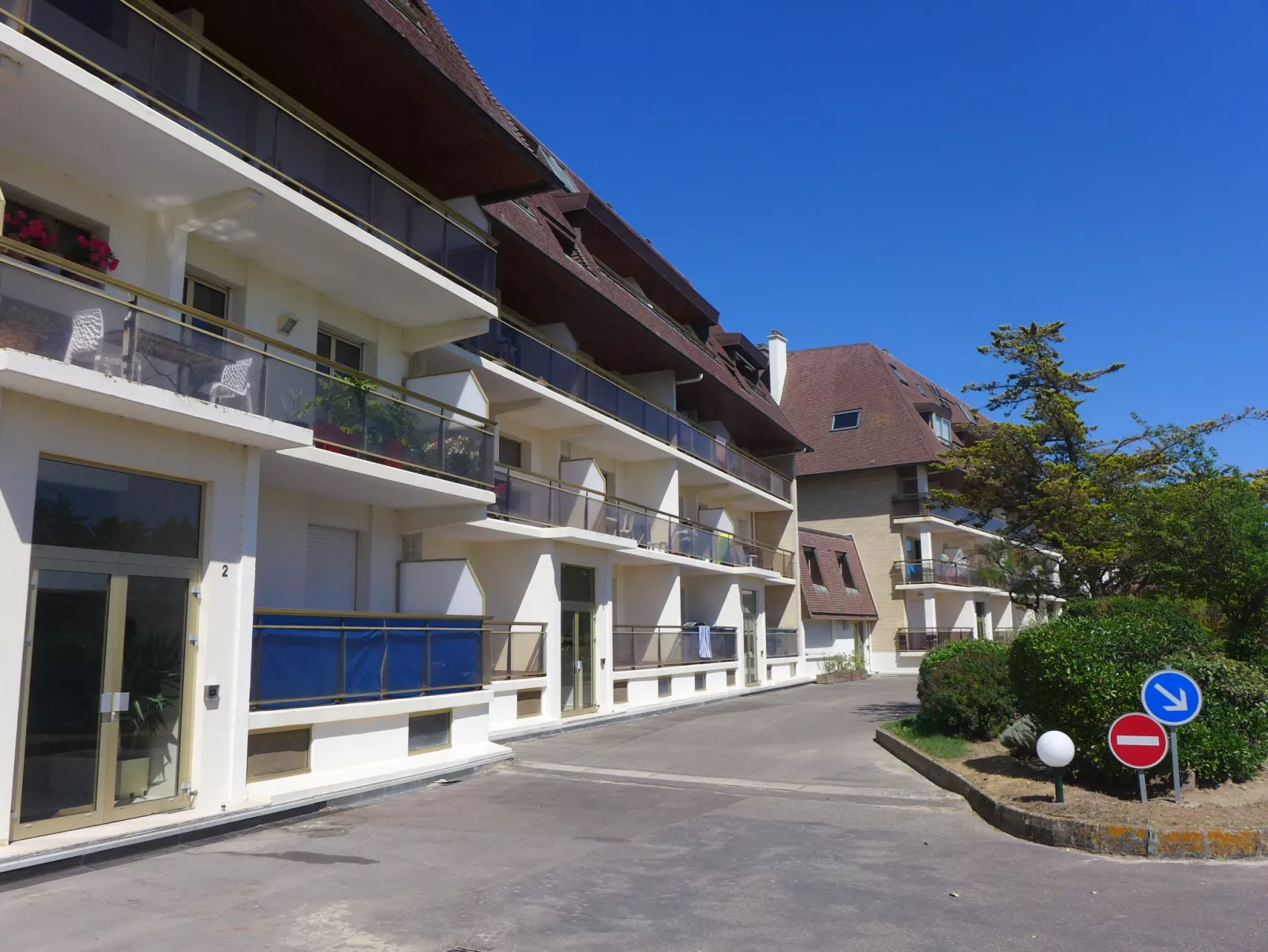 Le Golf-Outside