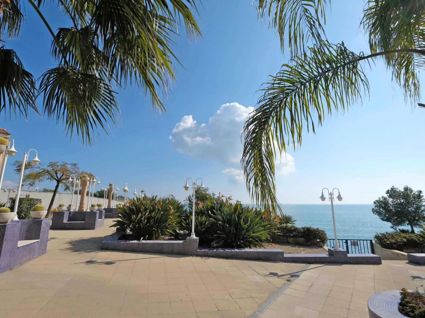 Playasol 1-Outside