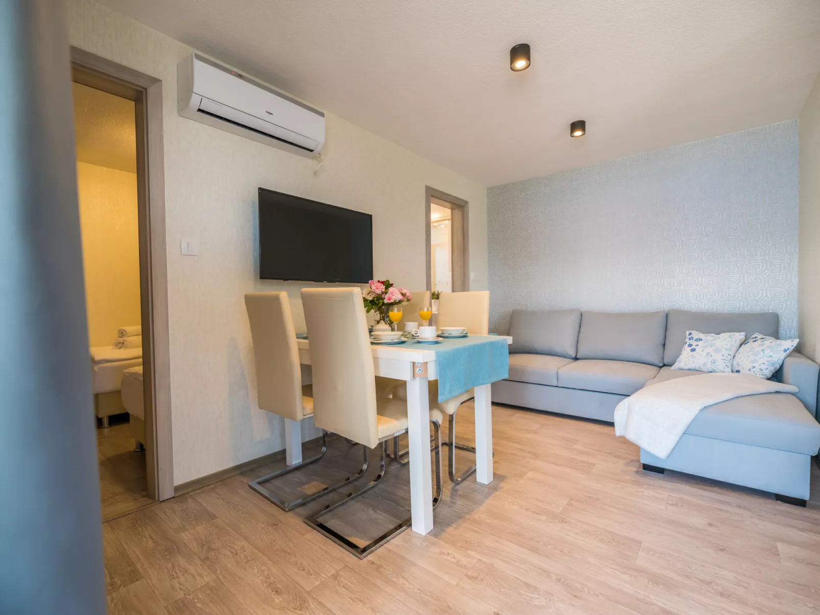 Sea side mobile home-Drinnen