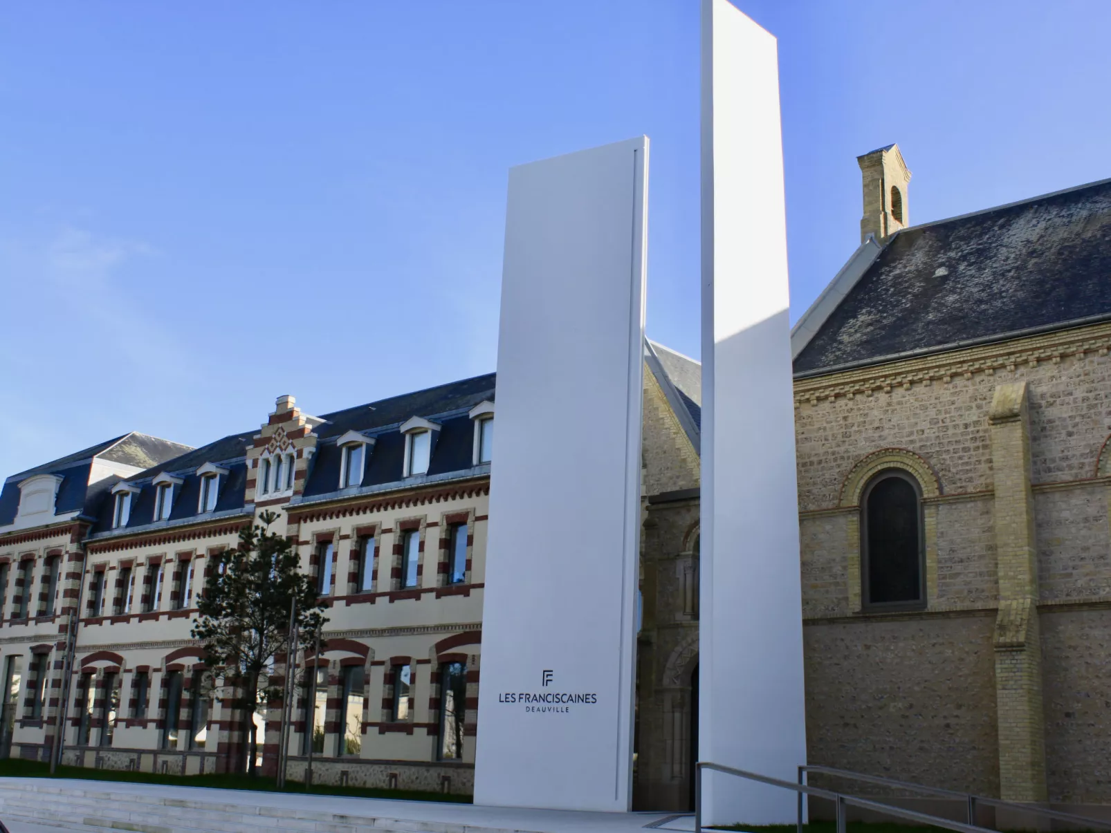 Les Arts-Outside