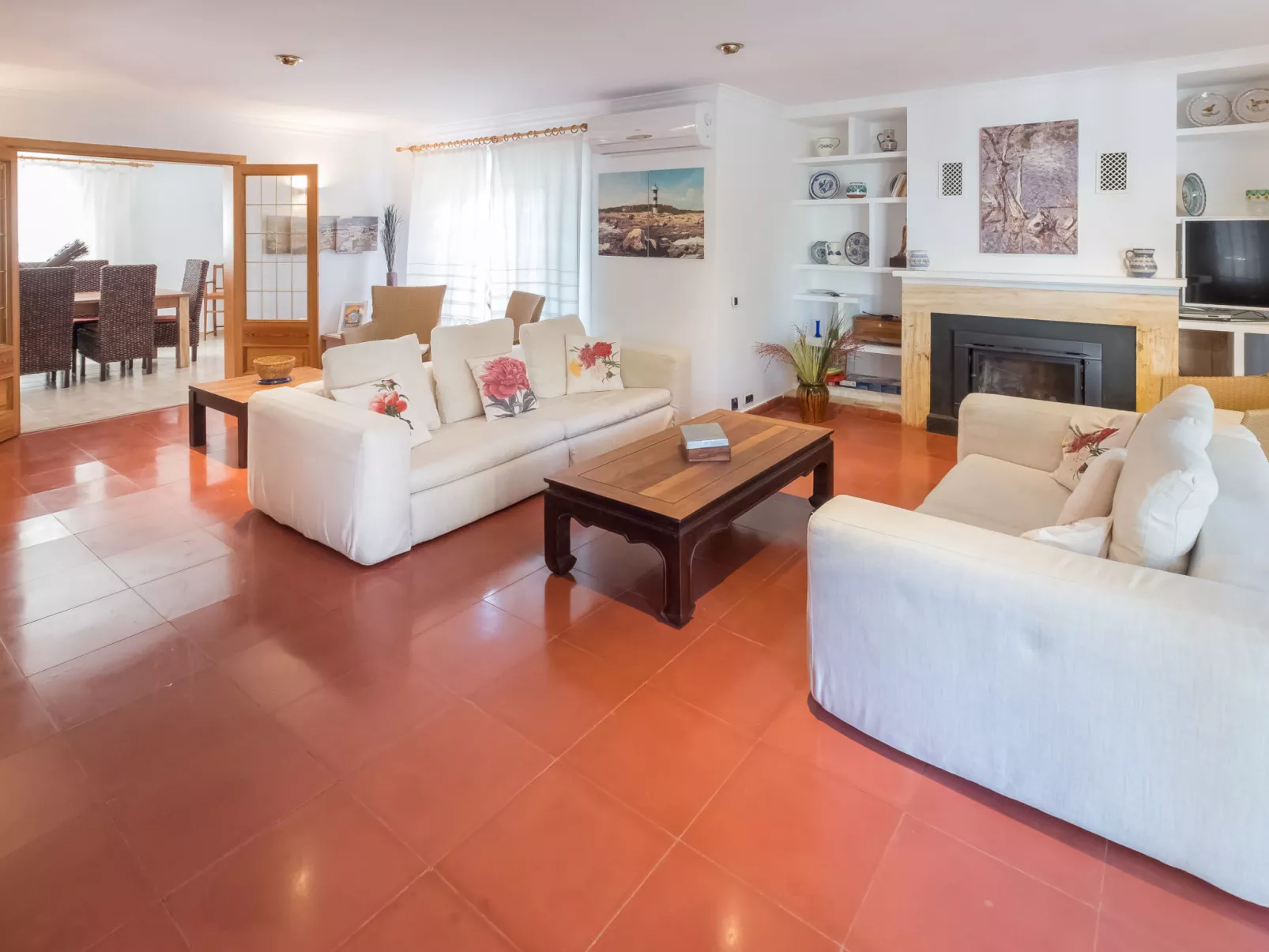 Santa Ponça-Inside