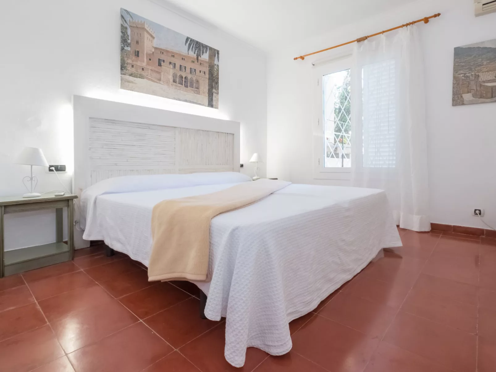 Santa Ponça-Inside