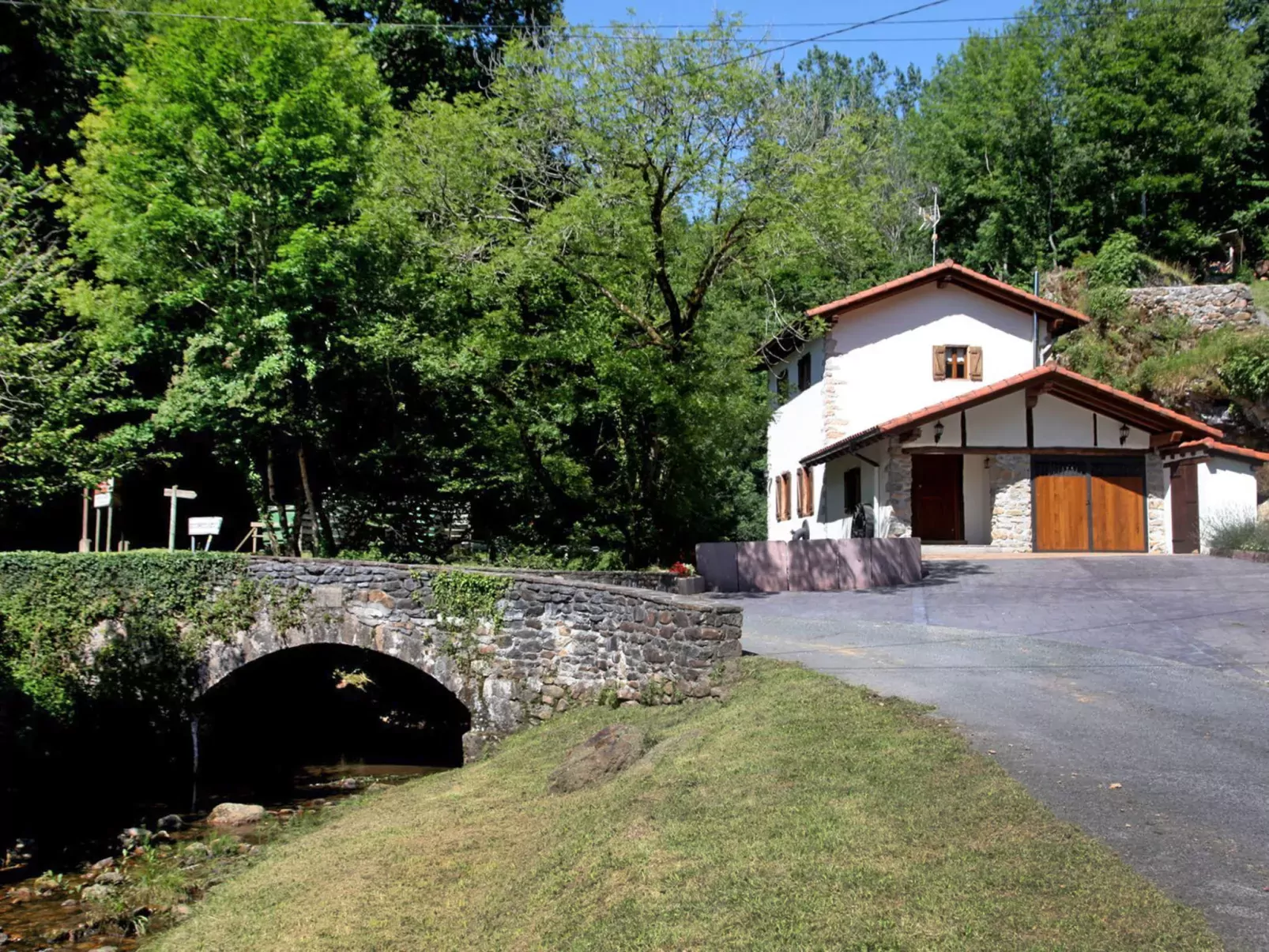 Uxaneko-errota-Outside