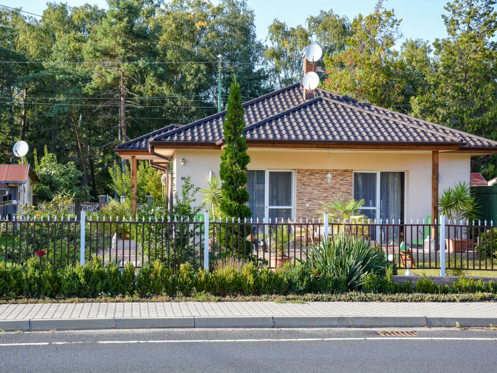 Twin back-Outside