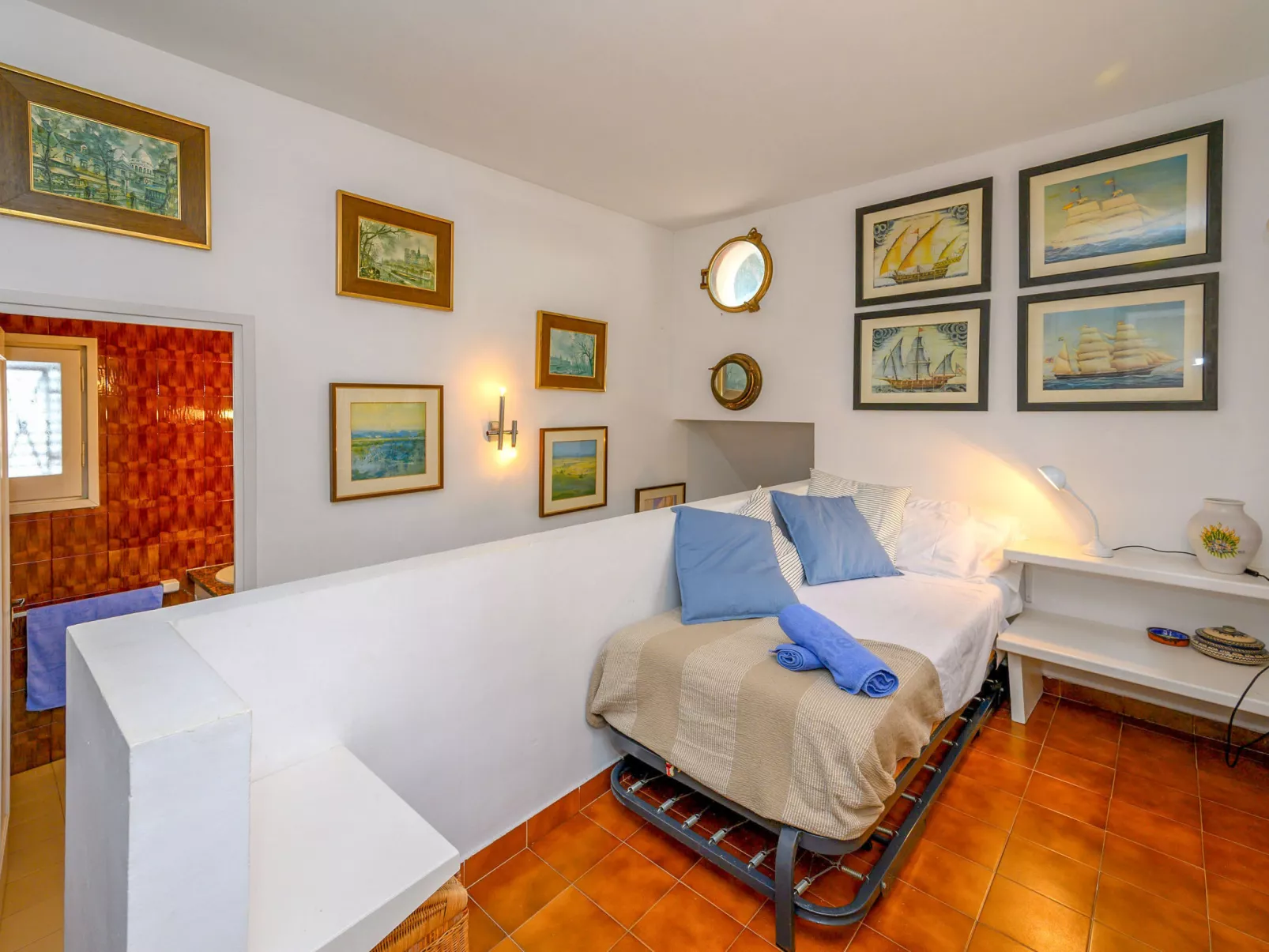 La Marina Blanca-Inside
