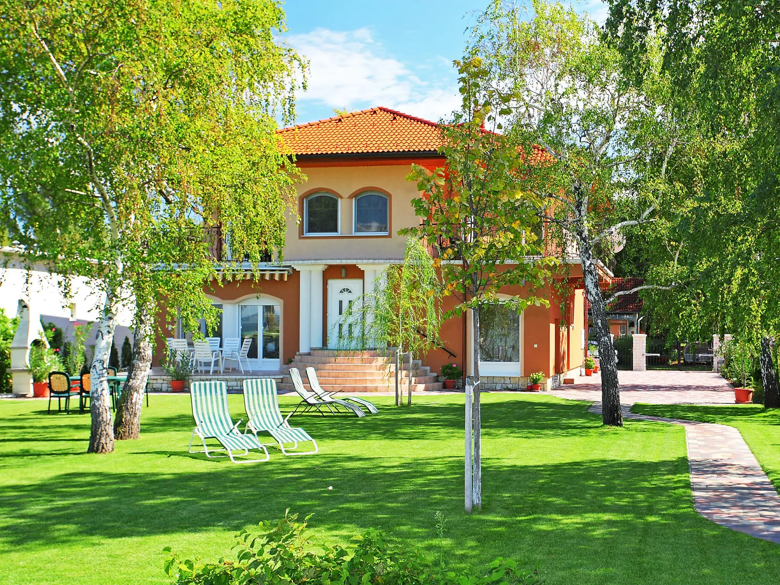 Lakefront 1-Outside