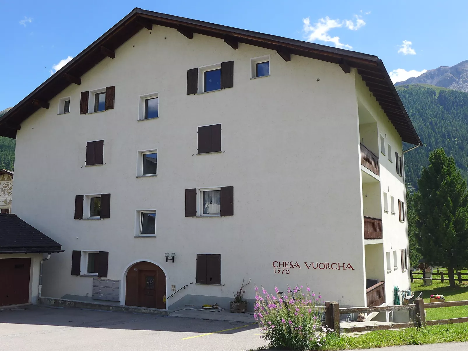 Chesa Vuorcha-Outside