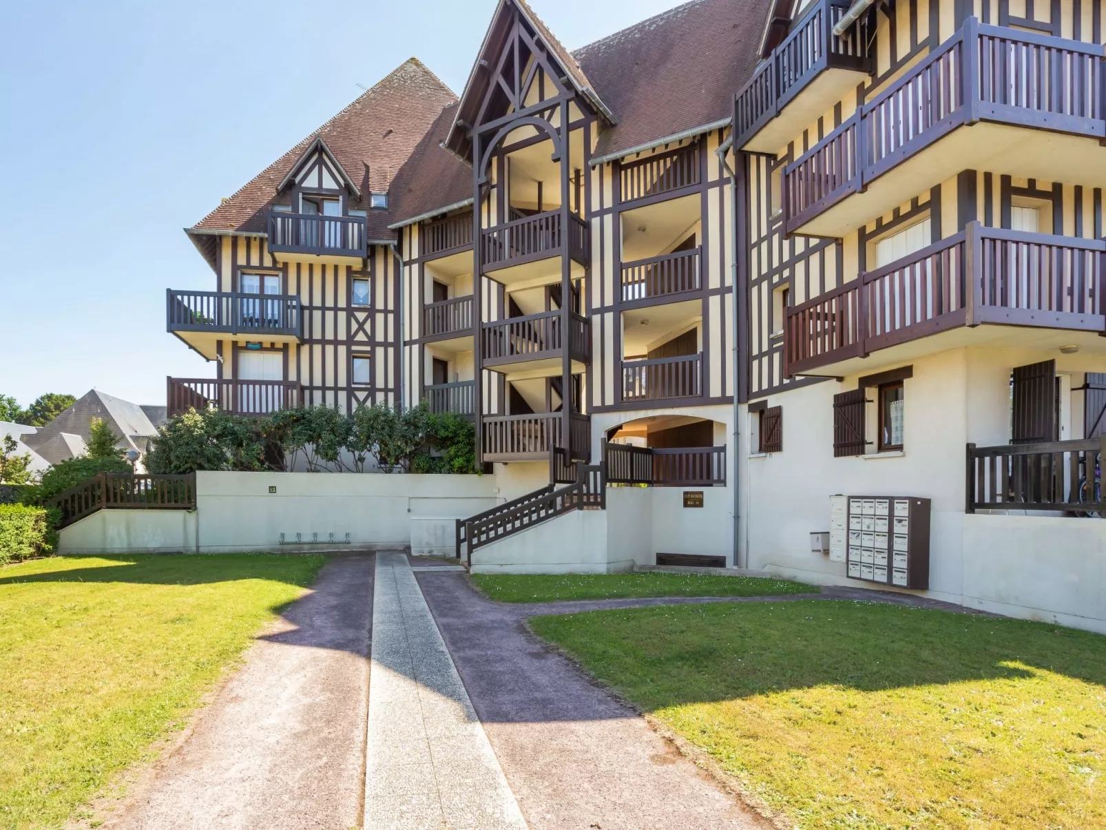 Le Clos Mathilde-Outside