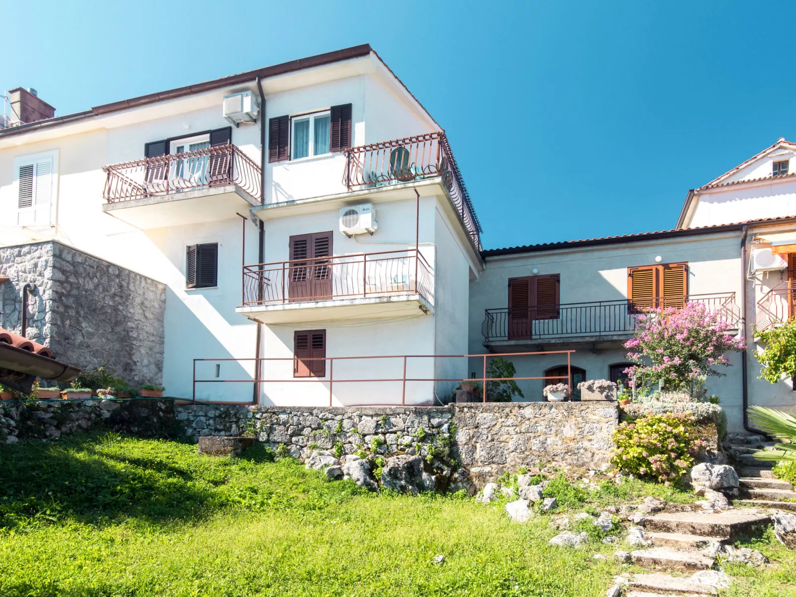 Julka-Outside