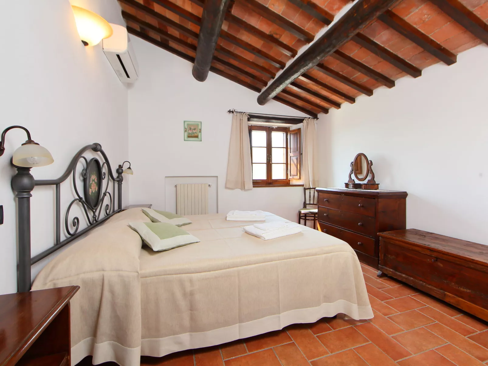 Val d'Orcia-Inside