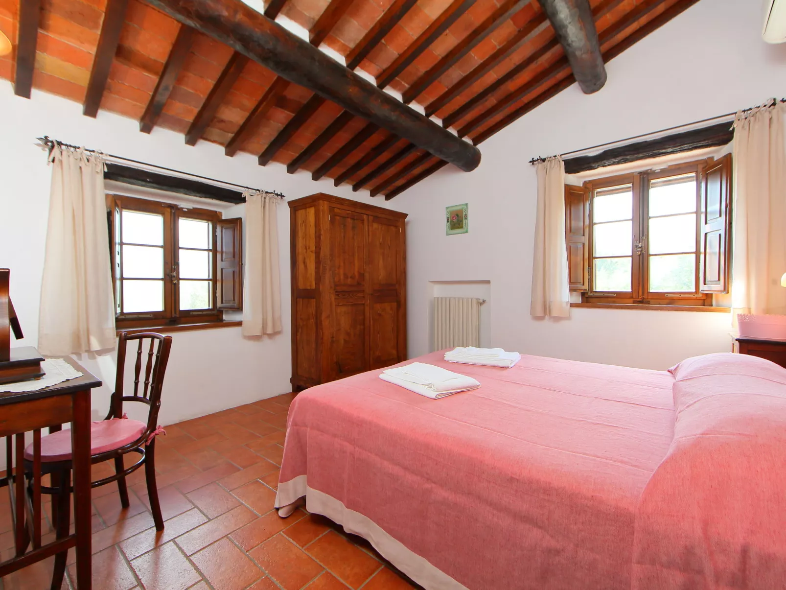 Val d'Orcia-Inside