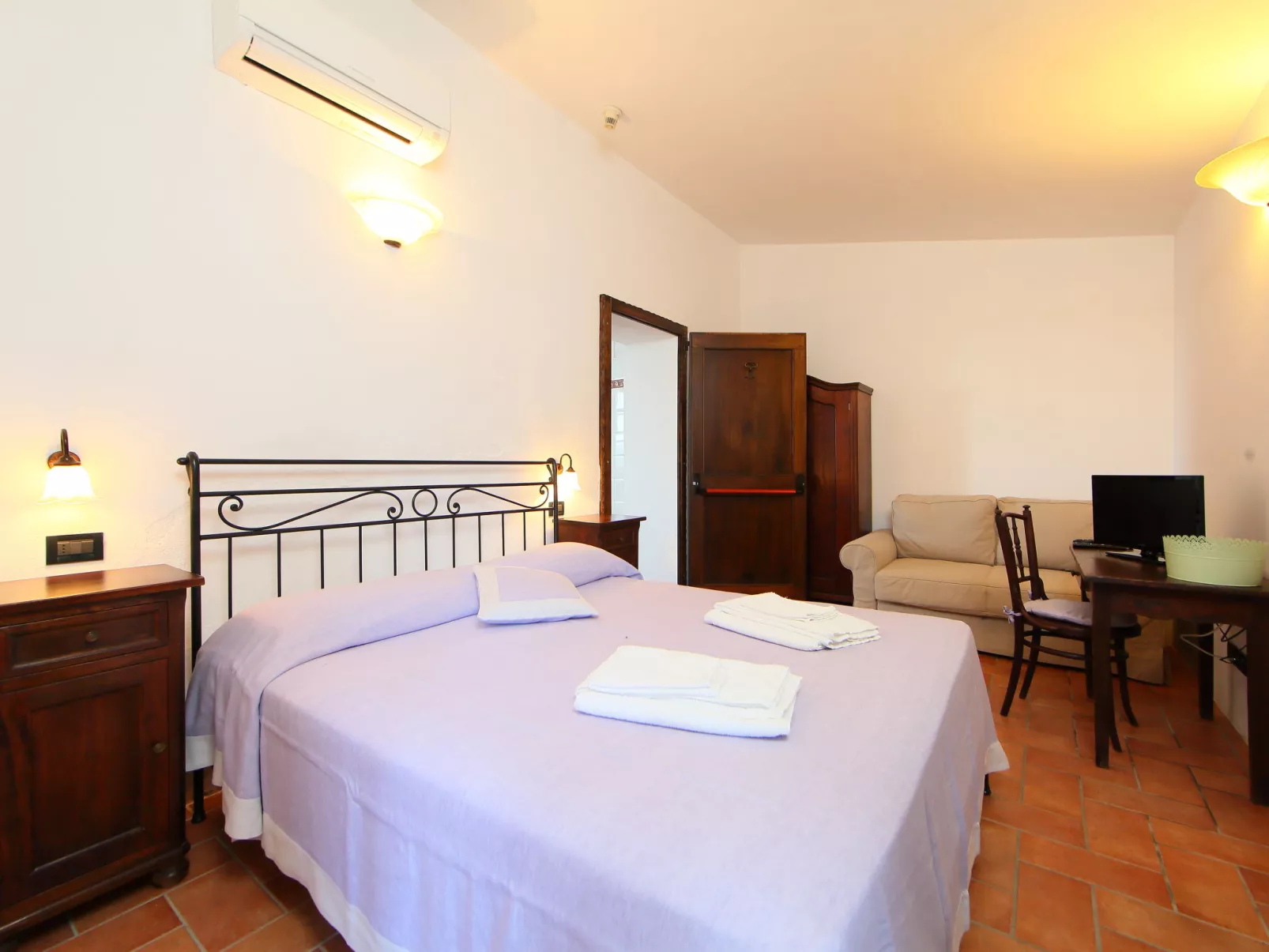 Val d'Orcia-Inside
