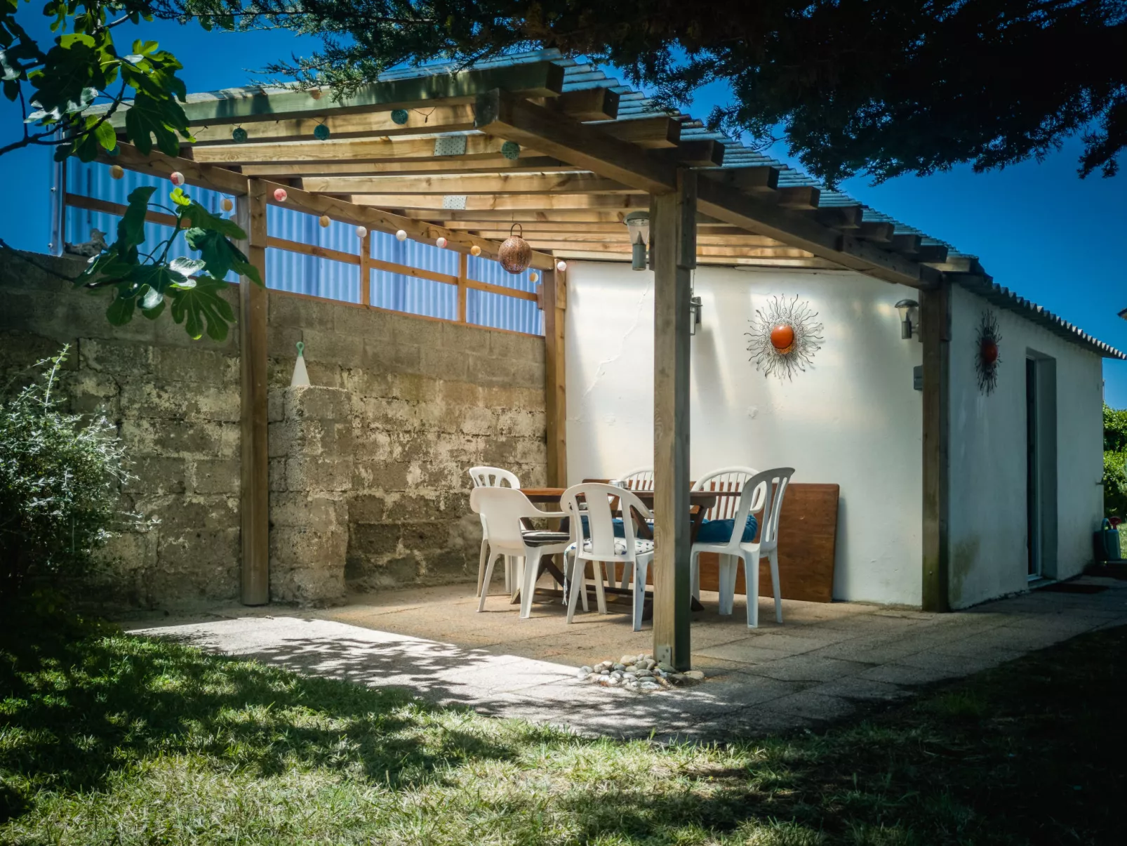 Maison Rose-Outside