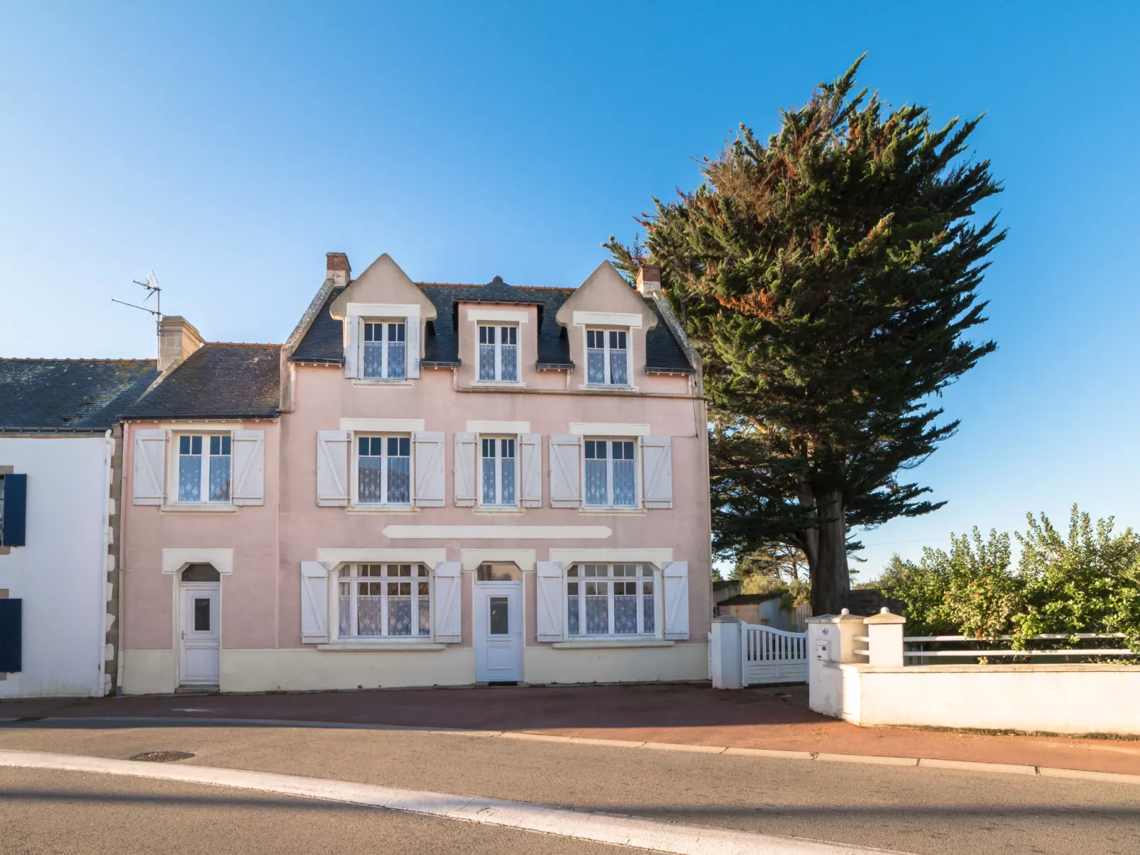 Maison Rose-Outside