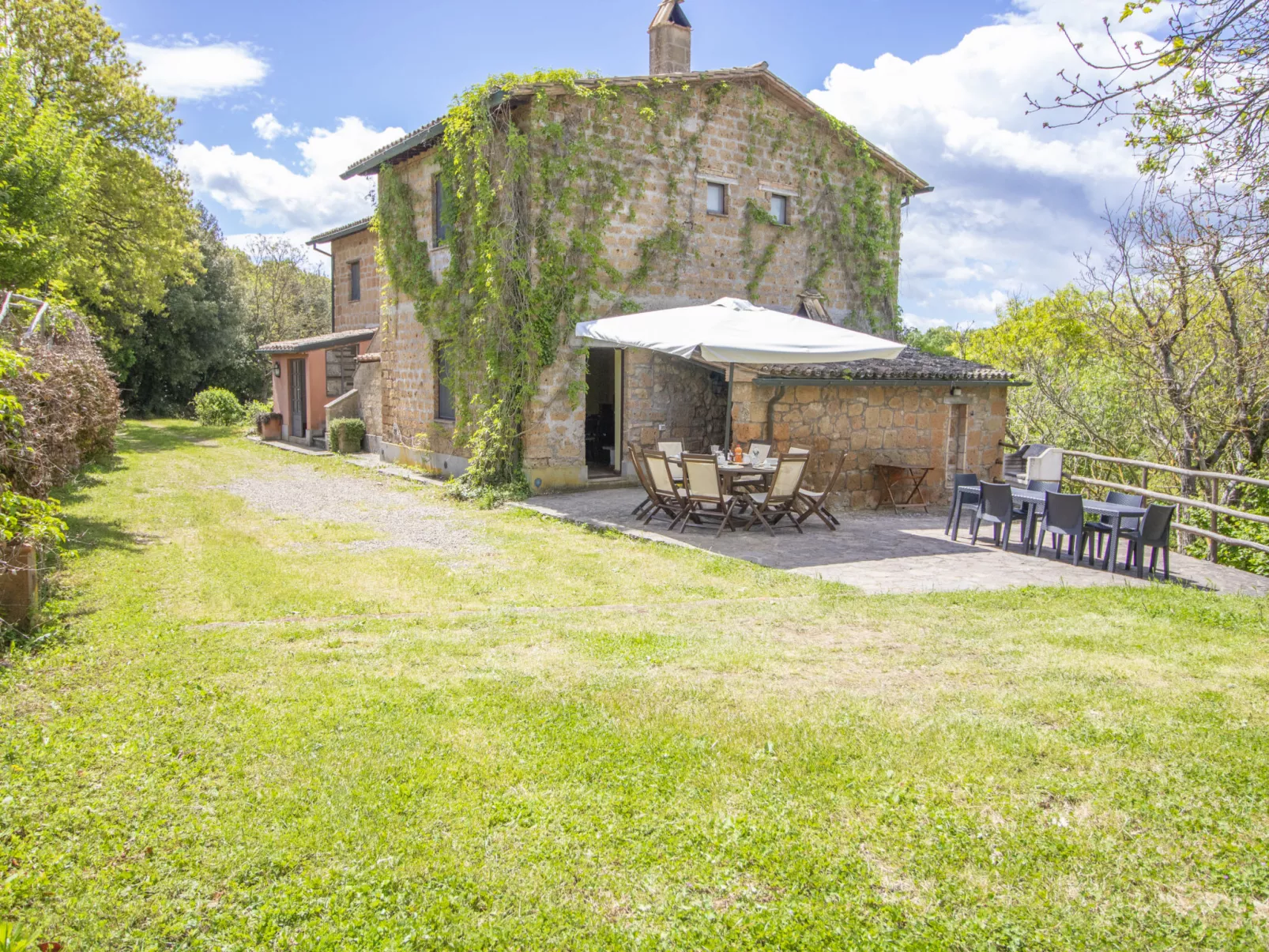 Casale Vitello-Outside