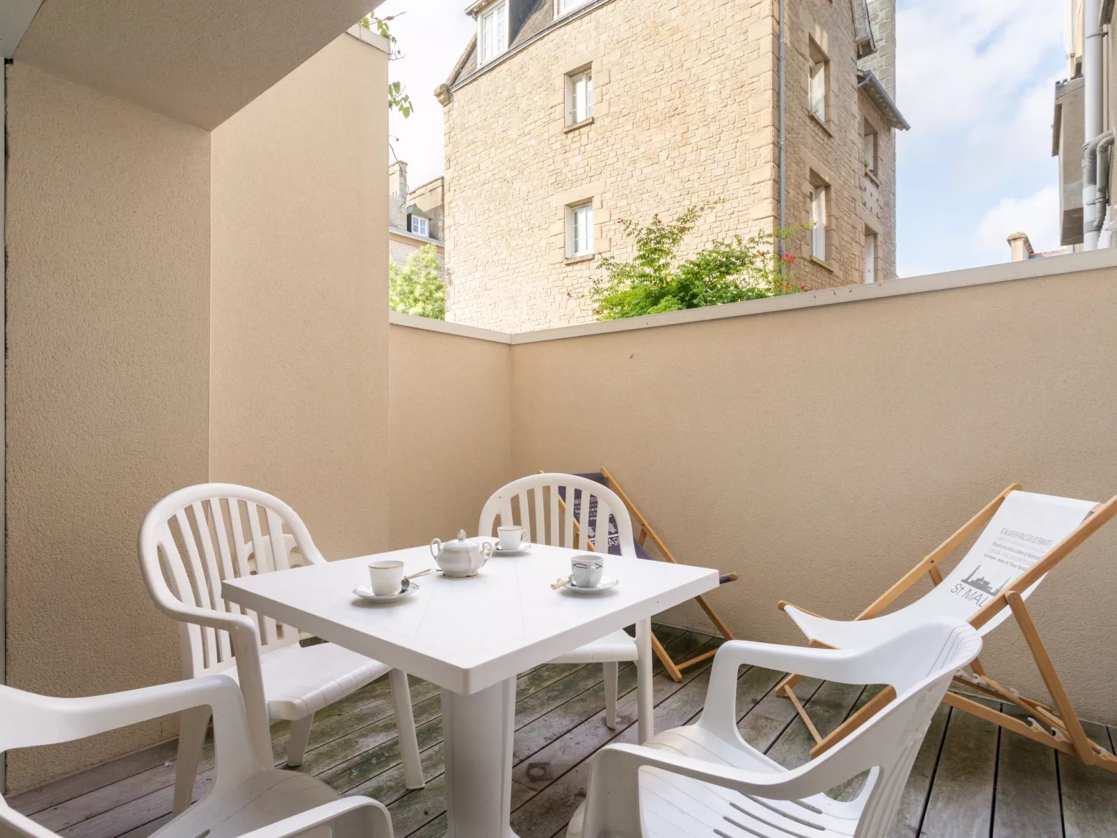 Le Monceau-Outside