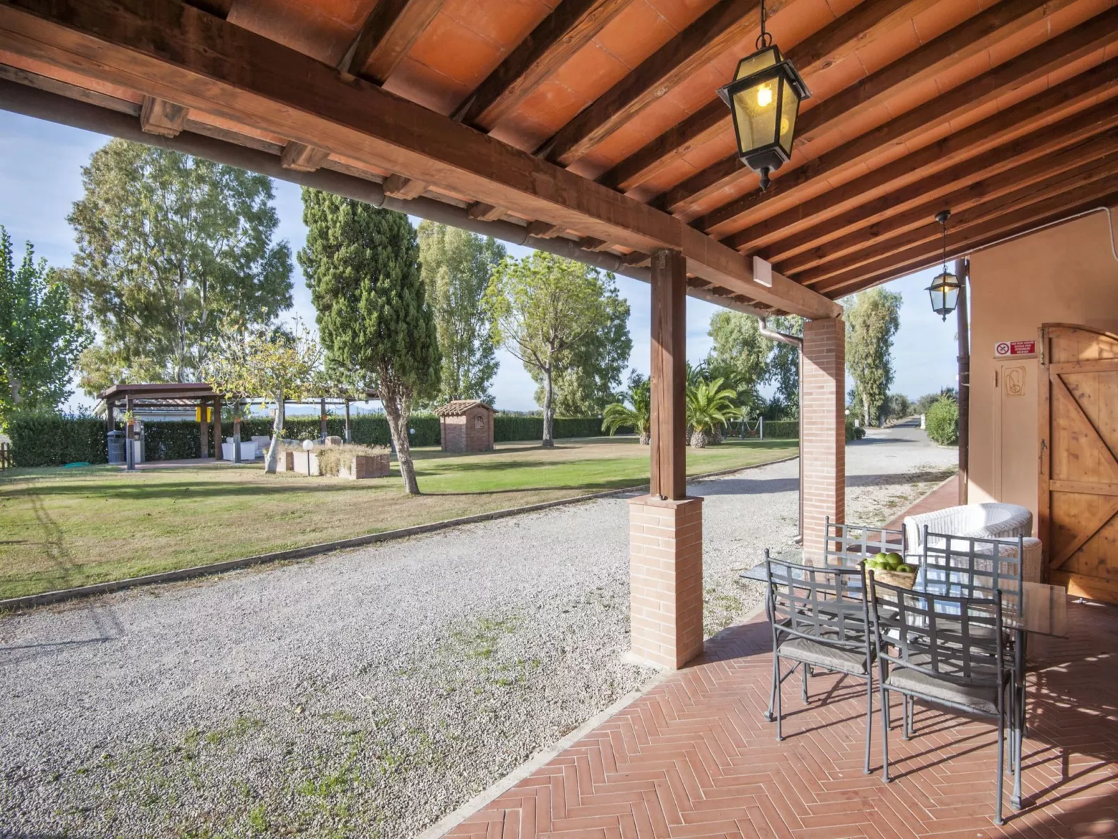 Le Capanne II-Outside