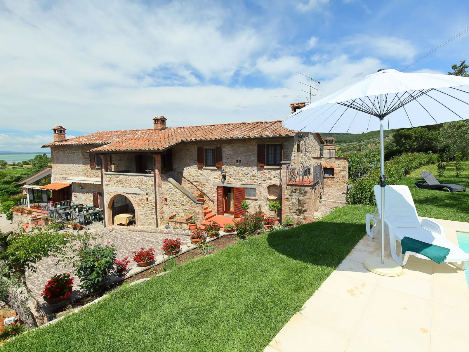 Trasimeno link-Outside