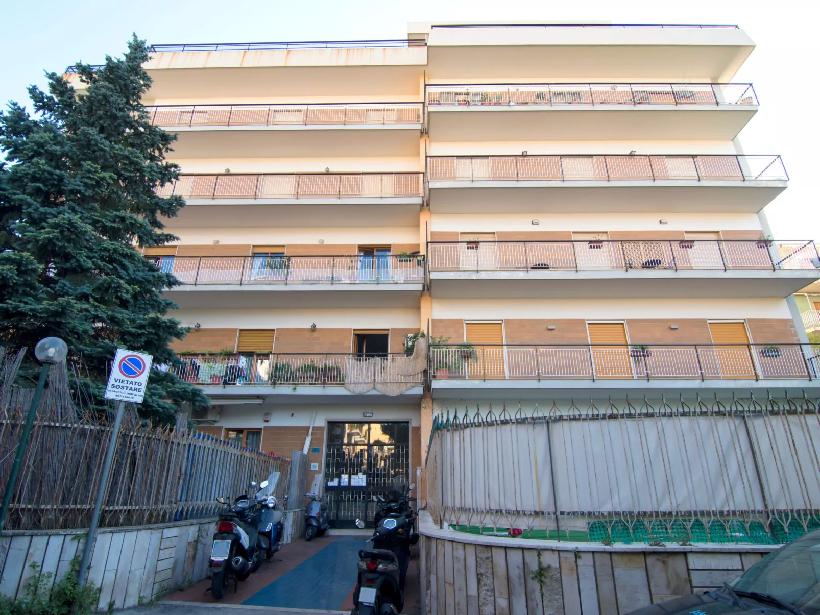 Top Floor-Outside